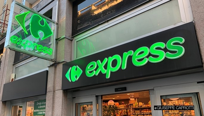 Carrefour-Express-Via-Fontana-insegna